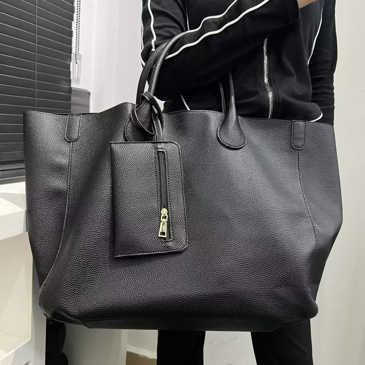 Ladies' fashionable vegan leather oversized handbag with large capacity, simple and versatile shopping bag